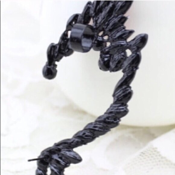 Goddess rhinestone ear cuff 💫 - Picture 3 of 5